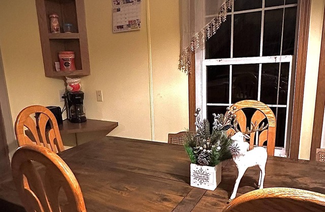 5 bedroom home minutes from Allagash wilderness. pet friendly!