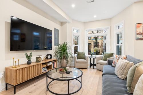 5-Bedroom Home with 2 Kitchens & Rooftop Deck, U Street and Shaw