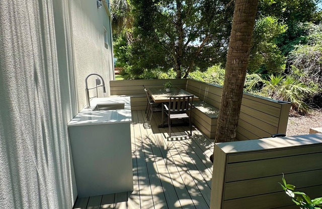 5-bedroom house close walk to Miramar Beach with splash pool
