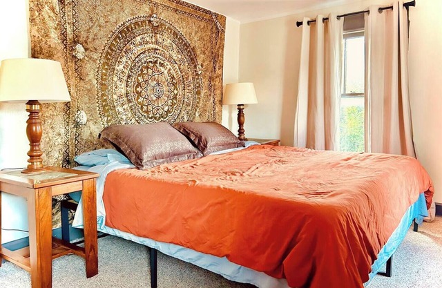 5 bedroom house near downtown with huge beds