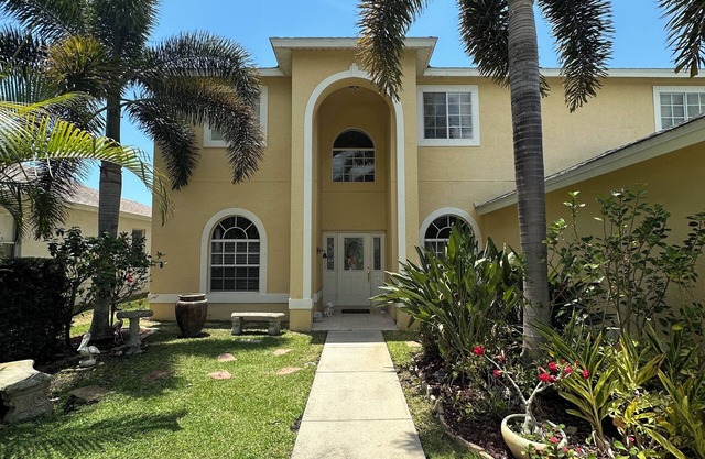 5 Bedrooms house on golf course, heated pool, 20 min. to airport