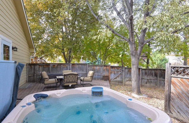 Maison de 5 chambres avec un bain à remous et home cinéma!