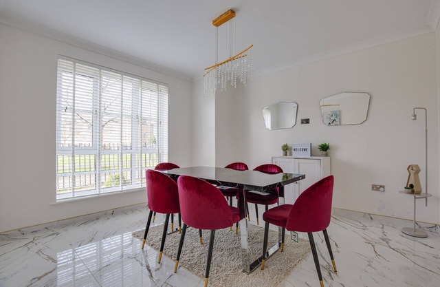 5 Bedroom House with Free Parking. Only 30 mins to Bond Street Station.