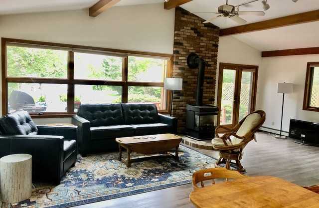 5 bedroom Little Glen Lake home. Close to Glen Arbor & Sleeping Bear Dunes.