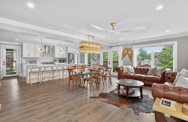 5 BR Luxury Mountain House with Fire Place, Hot Tub and located in Downtown BR!