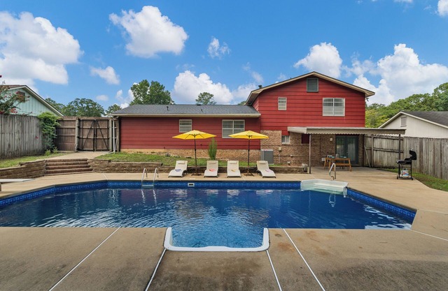 5 Bedroom Paradise Escape with Huge Pool, BBQ, Arcade and Playset
