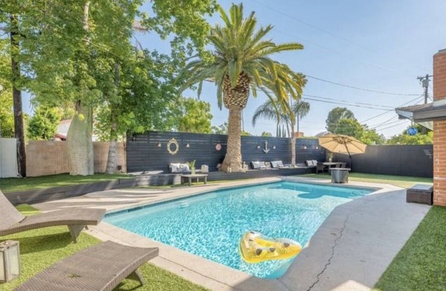 5 bedroom Retreat home with entertaining back yard and pool