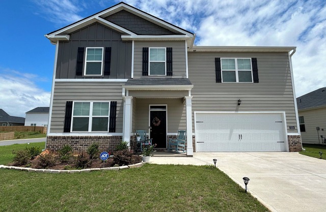 5 bedroom spacious home, with charcoal grill and jacuzzi. Peaceful neighborhood.