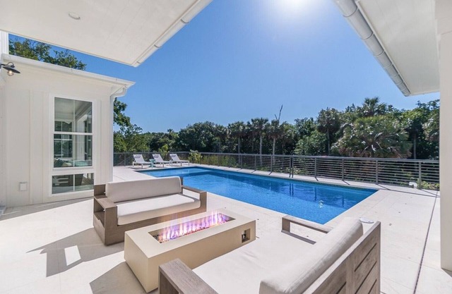 Superbe nouvelle maison de plage. À quelques pas du village. Intimité totale !!