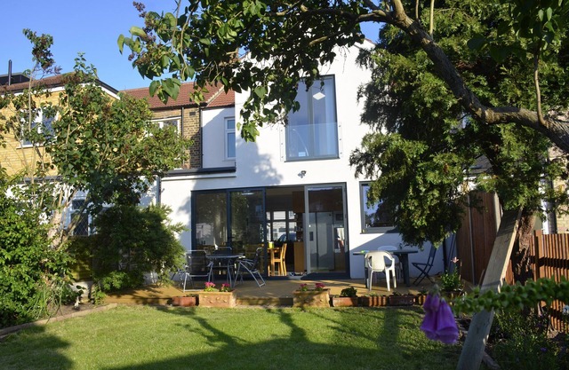 5 bedroom sunlit family house with garden