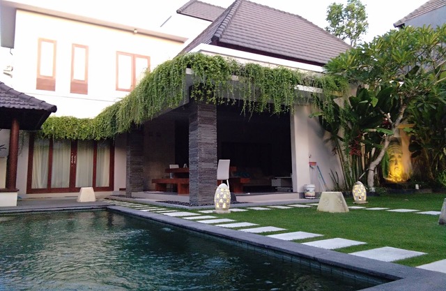 Villa de 5 chambres dans la zone touristique Legian