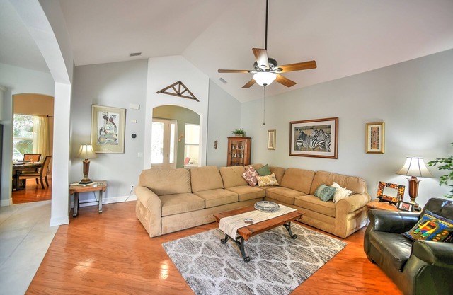 5 chambres, 3 salles de bain complètes, 10 personnes, au coeur de la région de Daytona Beach
