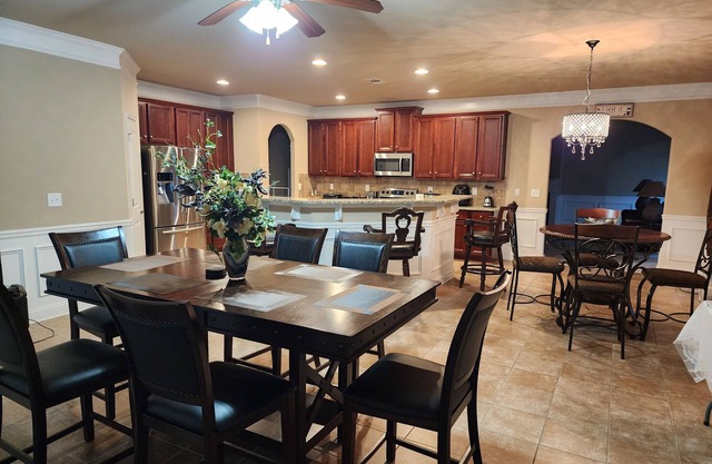 5 bedrooms/ 4 baths/ sleeps 14 (8.7 miles from Jordan-Hare Stadium).