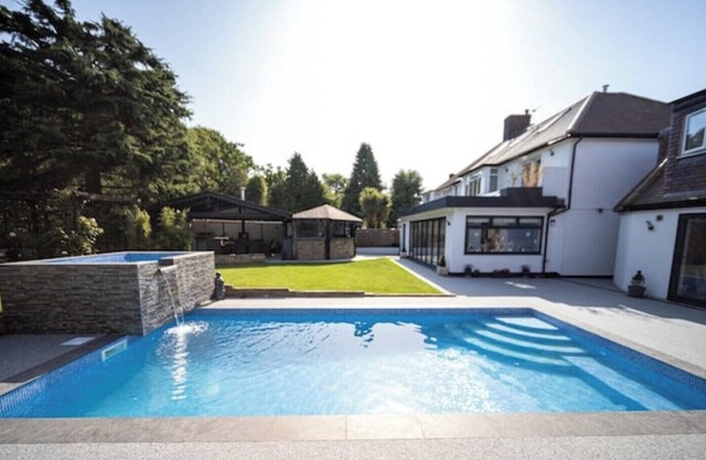5 Bedrooms, Gym, Pool, Hot Tub, Outside Bar, Outside Kitchen Close to London...