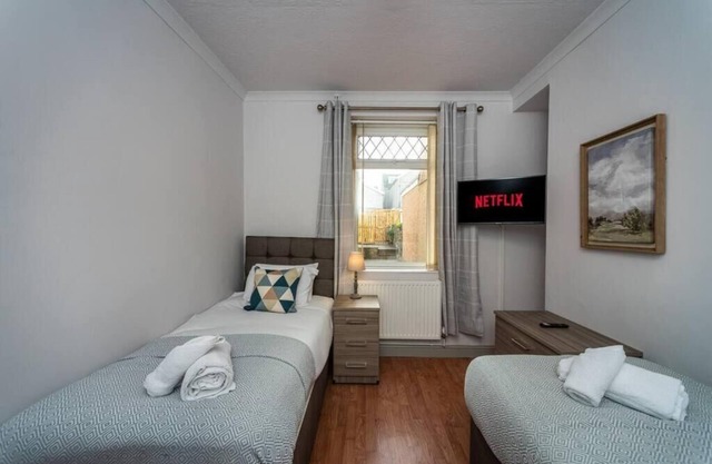 5 Bedrooms, Off Road Parking, Courtyard