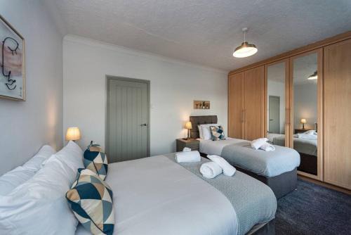 5 Bedrooms, Off Road Parking, Courtyard
