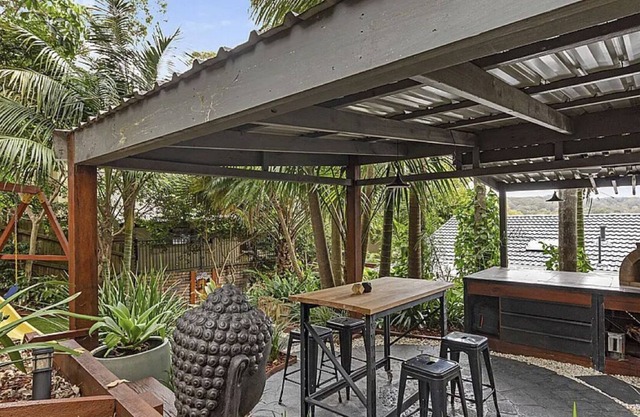 5 bedrooms Terrigal beach home with district views