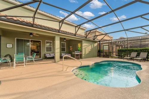 5 Beds Heated Pool at Solterra Resort