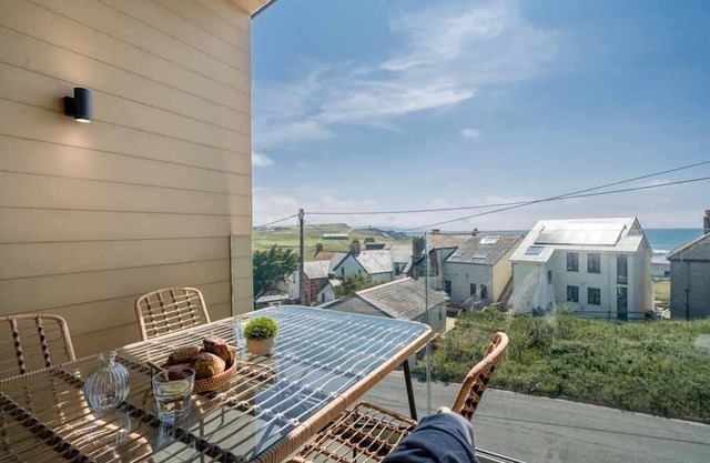 5 Bol-Y-Maer - a two bedroom apartment with communal swimming pool