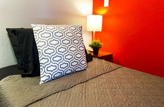 5 BR, 10 Beds, Sleeps 14, Large Off-Street Parking