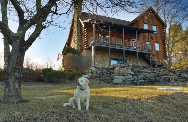 Profitez d'une maison de 5 chambres et 3 salles de bain complètes sur 200 acres privés