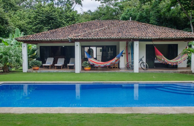5 Br / 4. 5 Ba House W / Pool. À seulement 5 minutes à pied de la plage et des pauses de surf!