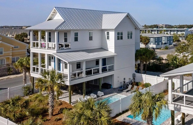 5 BR 4 BA + Private Pool + Pickleball Fun