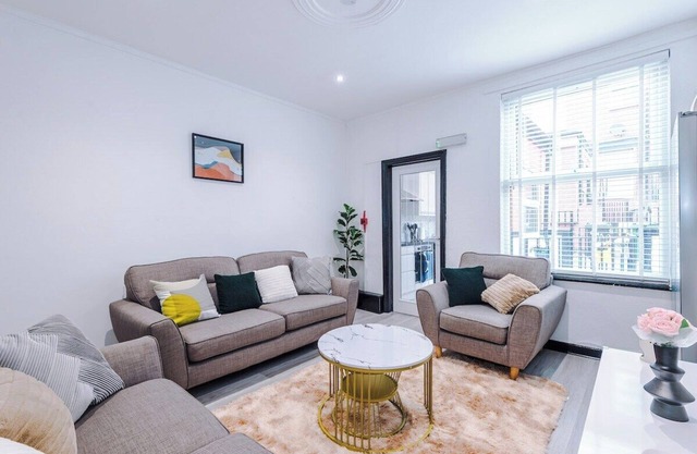 5 br house sleeps 12 near Leeds City Centre with free parking