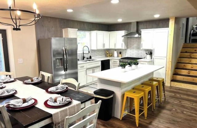 5 BR House w/ Boat Parking .5m to Marina