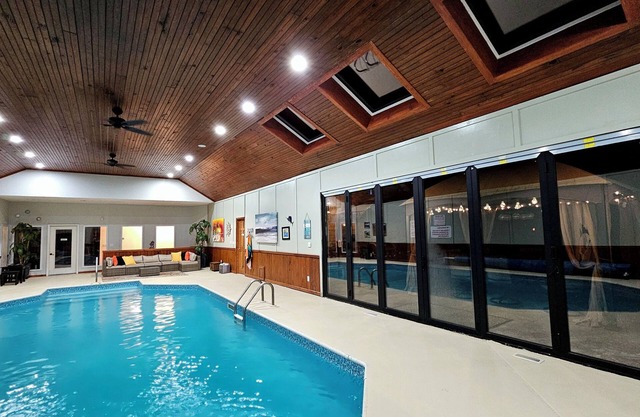 5 BR, piscine intérieure chauffée, bain à remous, sauna