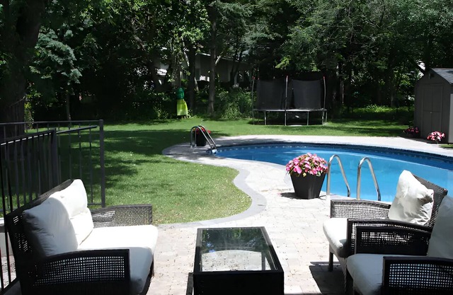 5 BR Large Family Home. Big yard, POOL!