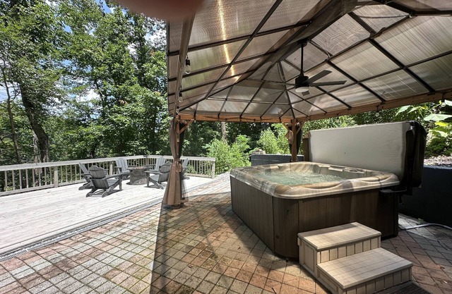 5 BR Log Cabin - Hot Tub - Pond Fishing - 2 Acres-Covered Deck - Firepit - Chattanooga -Pets Welcome