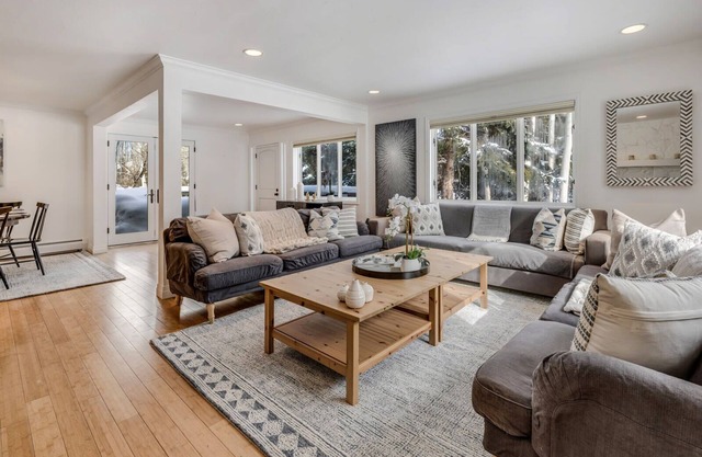 5 BR Updated Aspen Home - Stunning Views!