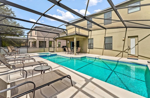 5 BR with pool! By shopping, restaurants, Disneyworld, & Universal Studios!