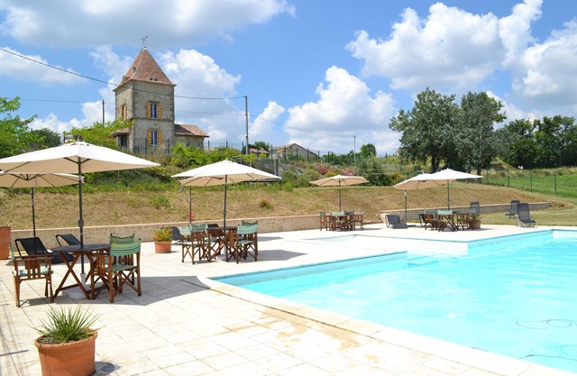 Hameau de vancance avec piscine et Ranch.