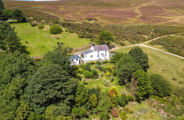 5* Cottage. Stunning mountain & sea views. Large games room