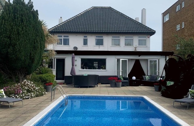 5 double bedroom Art Deco Villa by the sea with a hot tub