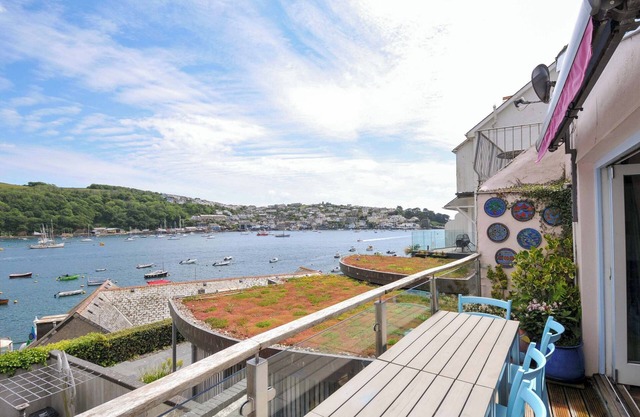 5 ESPLANADE, family friendly, character holiday cottage in Fowey