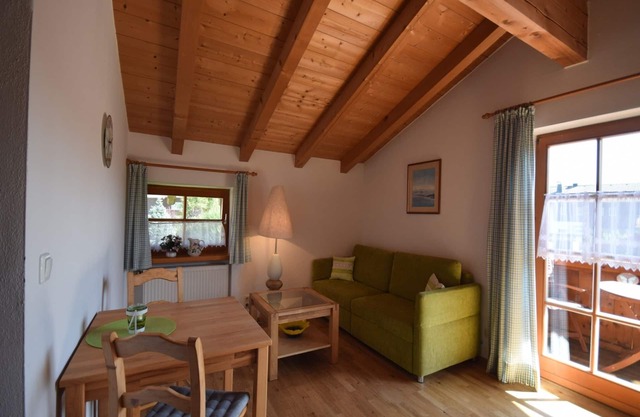 5. Fewo Hochgern, 37 qm, 1- 3 Pers., 1 Schlafzimmer, 1 Wohnschlafraum, Süd-Balkon