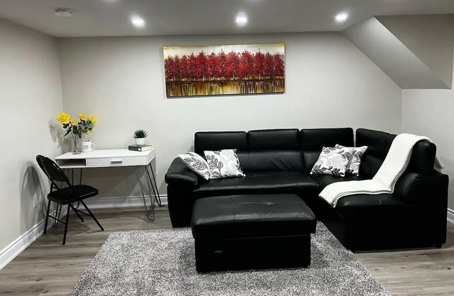 5 Km to Toronto Pearson Airport , Sleeps 4-6
