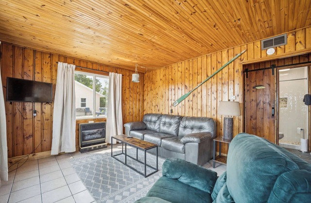 Cozy cabin on the beach of Lake Huron!