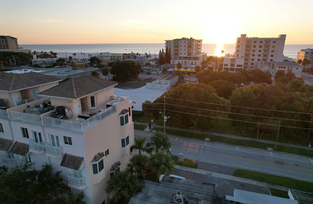 Maison sur 5 niveaux avec ascenseur privé, terrasse sur le toit, bain à remous et vue imprenable
