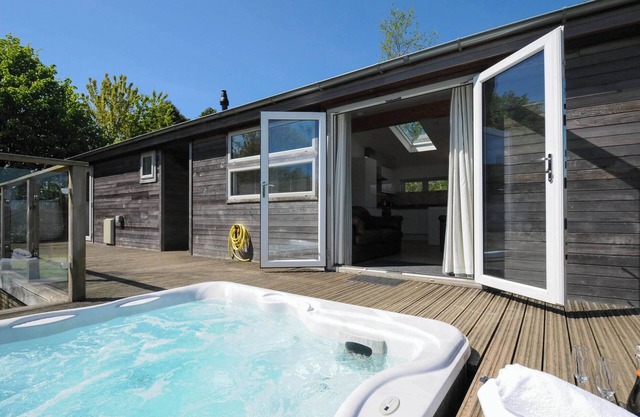 5 MEADOW RETREAT, pet friendly, luxury holiday cottage in Dobwalls