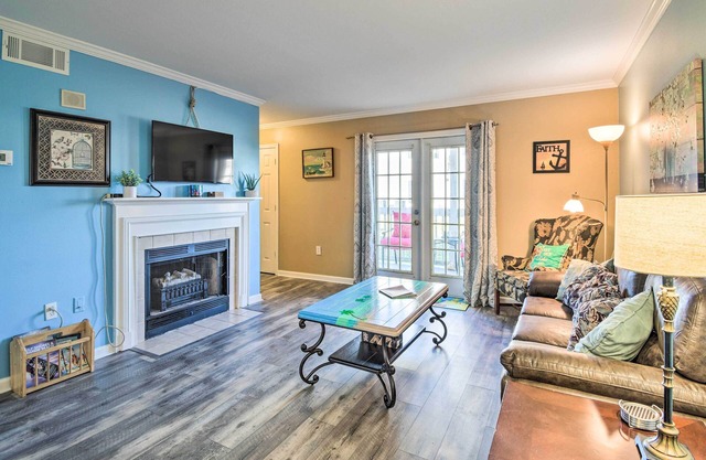 Bright Gulf Shores Condo w/ Pool: 5 Mi to Beach!