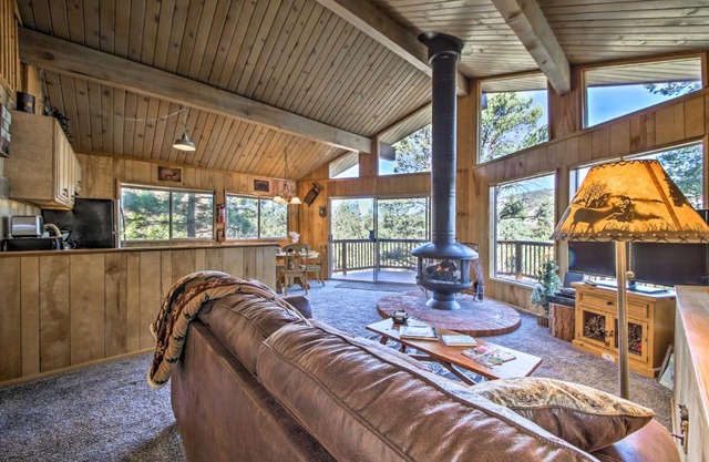 5 Mi to Big Bear Mtn Resort Cozy Cabin with Deck
