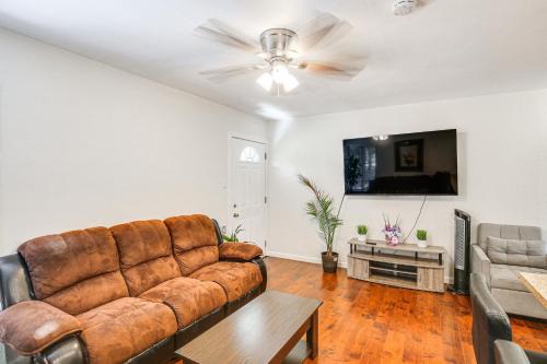 5 Mi to Coast Centrally Located Long Beach Home!