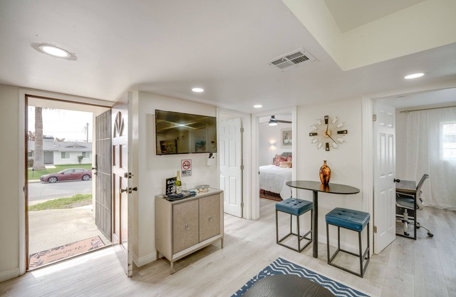 ~ 5 Mi to Downtown: Chic Bakersfield Apartment!