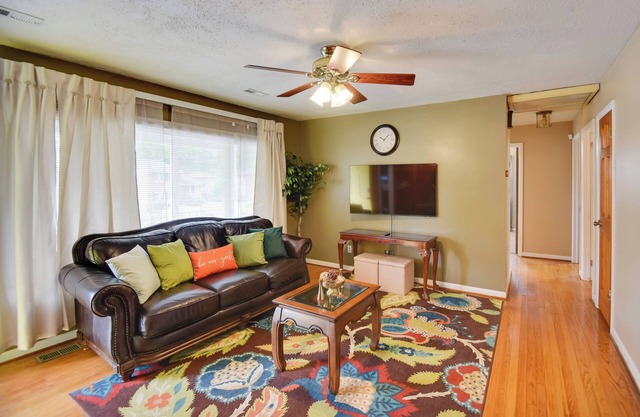 5 Mi to Dtwn: Pet-Friendly Gem w/Yard in Hampton