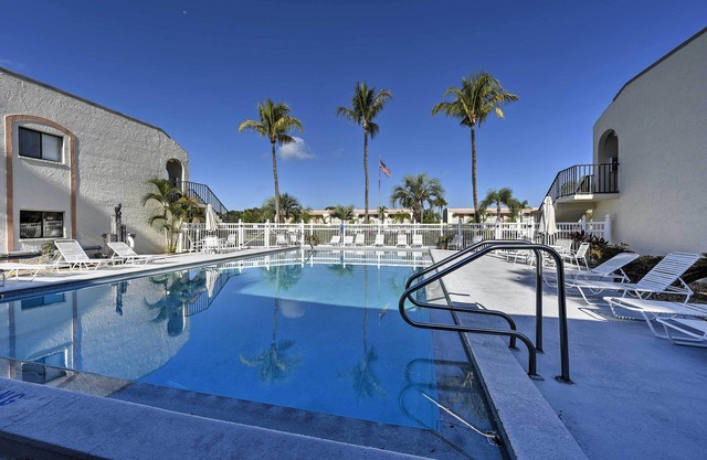 5 Mi to Fort Myers Beach: Condo w/ Private Lanai!