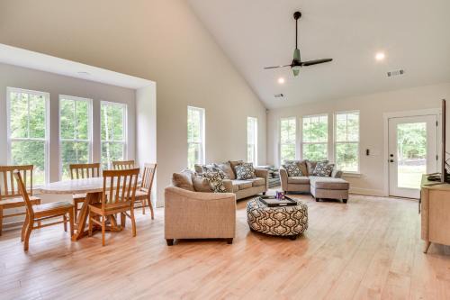 5 Mi to Memorial Stadium and Beach Modern Townhome